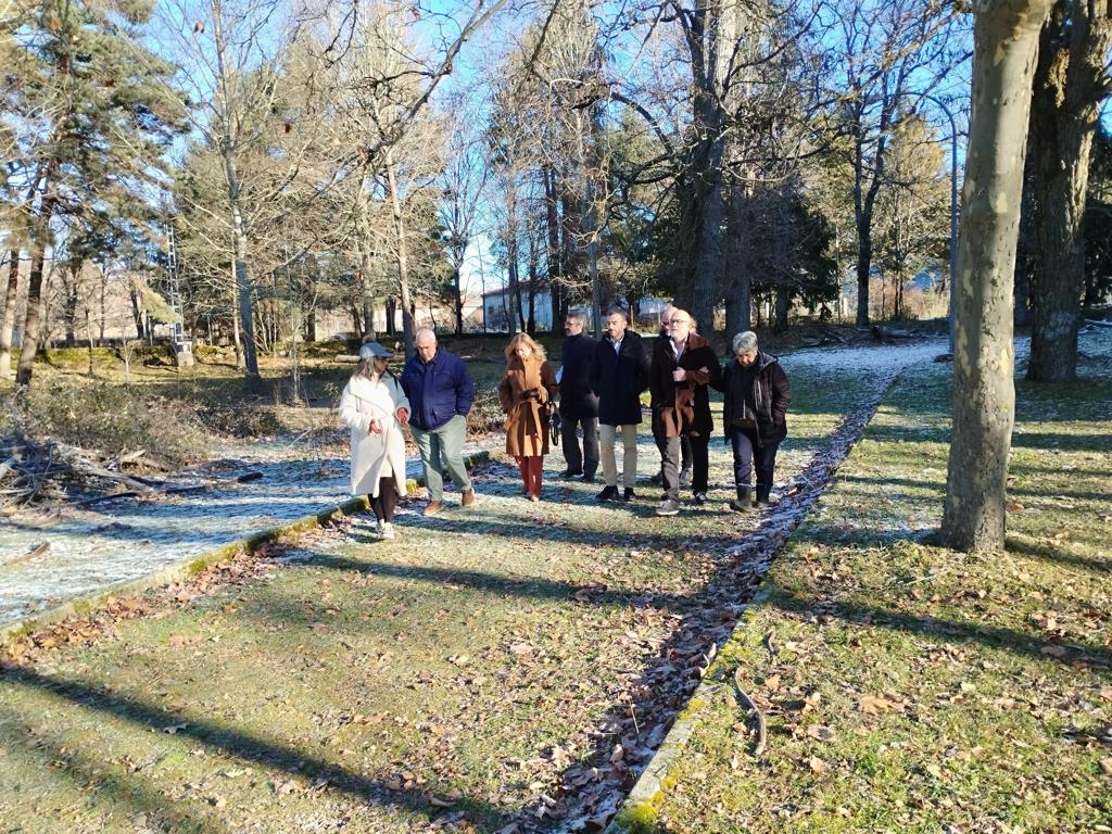 La Consejería de Familia, Juventud y Asuntos Sociales visita el proyecto Co-Rural Robregordo Senior Cohousing